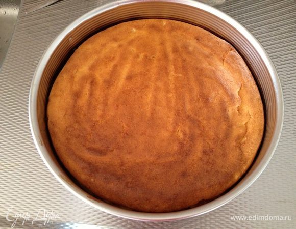 Готовый тарт достаем из духовки и даем остыть. 
Чтобы пирог/тарт всегда легко доставался из формы, я где-то прочитала, что можно ставить на сырое холодное полотенце. Мне этот метод всегда помогает.

