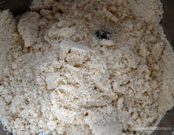 Если вы используете миндаль, то его тоже положите вместе с орехами и сахаром.