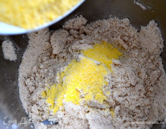 Добавить кукурузную муку.