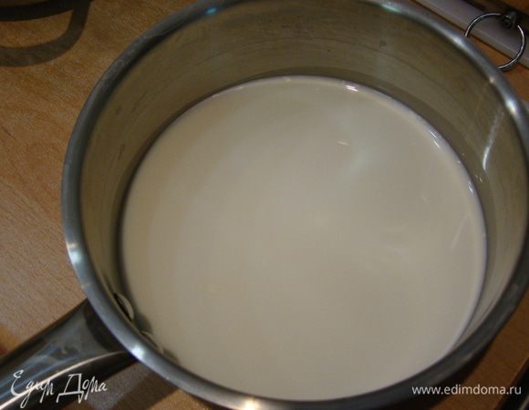 Начнем с крема. Подогреваем молоко (400  мл) с сахаром