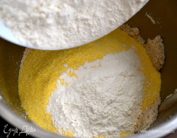 Всыпать обыкновенную (пшеничную) просеянную муку с щепоткой соли.