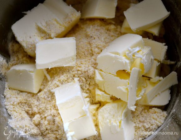 Добавить кусочки охлажденного масла.