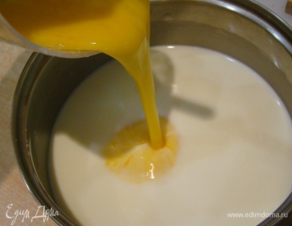 Венчиком взбиваем яйца с молоком (100 мл) и крахмалом, вливаем тонкой струйкой в теплое молоко, размешиваем