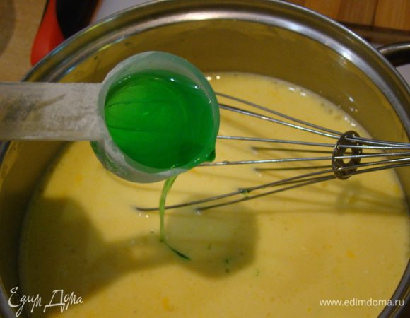 Добавляем сироп, продолжаем варить, постоянно помешивая