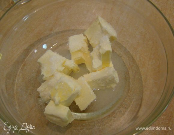 Для теста: соединяем масло, сахар, воду, соль - растапливаем в СВЧ