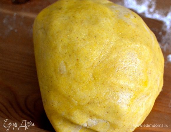 Положить тесто в пищевую пленку и убрать в холодильник на пару часов.