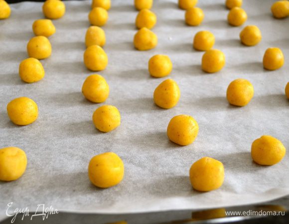 Выложить их на противень на расстоянии друг от друга.