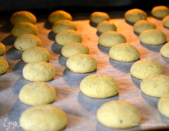 Выпекать в духовке около 12–15 минут. Смотрите по вашей духовке. Печенюшки должны приподняться и приобрести золотистый цвет. Не пересушите!