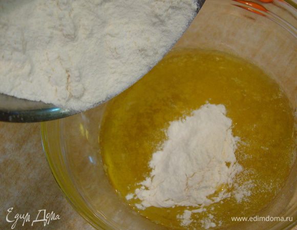 Высыпаем муку, размешиваем до однородности, заворачиваем тесто в пленку - убираем в холод/морозилку