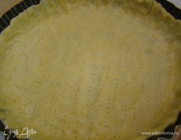 Когда тесто станет плотным - распределите его по дну и формируя бортики, часто наколите вилкой. выпекайте при 210"С 15-20 минут