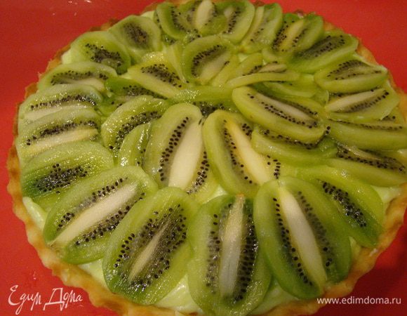 На тесто выкладываем крем, раскладываем киви, отправляем в духовку на 30-35 минут, при 180"С