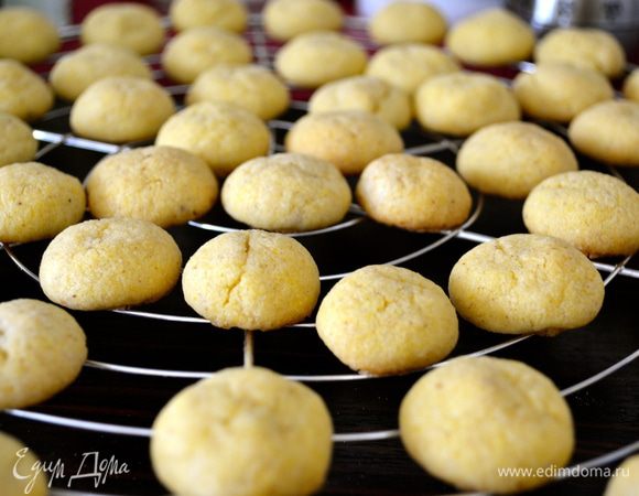 Готовое печенье достать из духовки и дать ему пару минут постоять. Не трогать сразу, оно очень хрупкое и может поломаться! Через пару-тройку минут переложить печенье остывать (например, на решетку) и выложить на противень вторую партию шариков из теста.