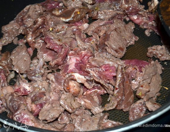 Разогреть сковороду, вылить 2 стол.л масла. Выложить кусочки мяса со специями, приправа идет итальянская (смесь). Обжаривать примерно 5 мин.