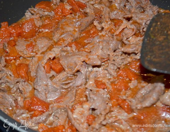 Добавить томатов банку с  соком, к мясу (томаты порезанные на кубики) . Перемешать. Закрыть крышкой и готовить 10 мин. (филе готовится быстро).