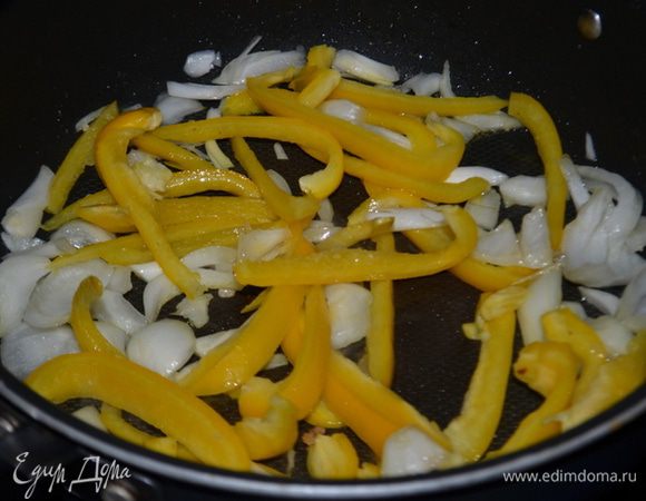 Затем свинину порежем на полоски, если у вас куски крупные.Обжарим слегка лук и сладкий перец.