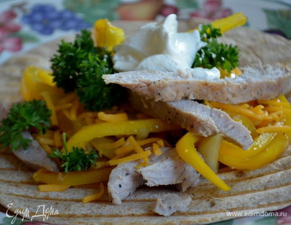 Подаем на лепешках свинину,овощи сладкий перец и лук,зелень,сыр тертый и сметану по желанию. Приятного аппетита.