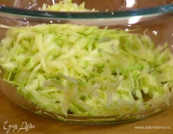 Кабачок вместе с кожурой натереть на крупной терке.