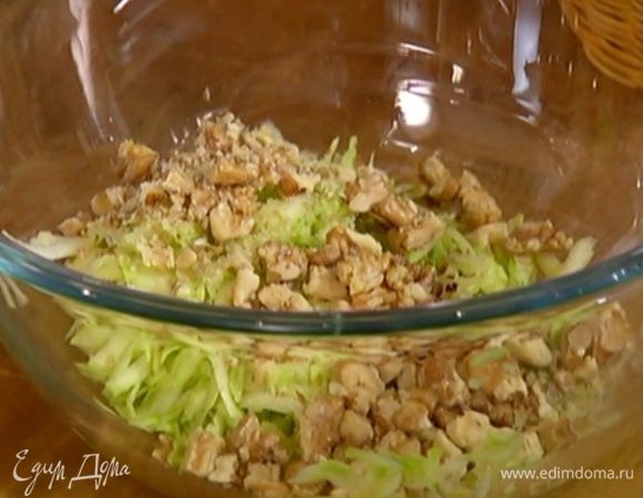 Половину грецких орехов растолочь в ступке в крупную крошку.