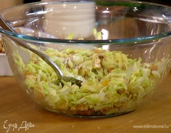 Натертый кабачок соединить с измельченными грецкими орехами и изюмом, добавить ванильный экстракт, всыпать разрыхлитель, соль и муку и вымешать тесто ложкой.