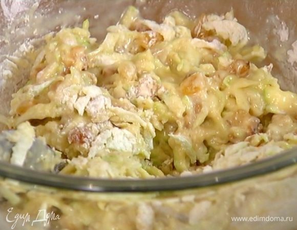 Влить в кабачковое тесто масляно-молочную массу и еще раз вымешать.