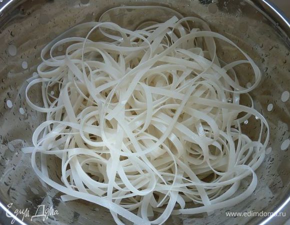 Замочить рисовую лапшу в соответствии с инструкциями на упаковке, слить воду.