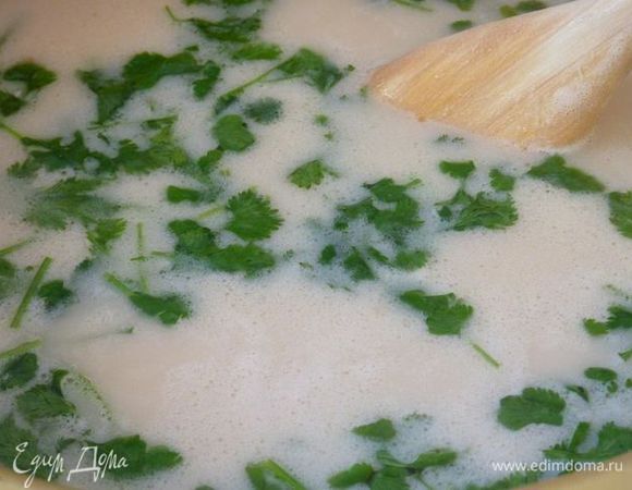 В большой кастрюле, довести бульон и имбирь до кипения на сильном огне . Уменьшить огонь до среднего, накрыть крышкой и варить 10 минут.
Добавить кокосовое молоко в бульон и снова довесьте до кипения. Добавить курицу и кипятить на медленном огне до готовности курицы , около 5 минут. Добавить сок ​​лайма, рыбный соус, коричневый сахар, перец, и 1/2  кинзы, варить 1 минуту.
