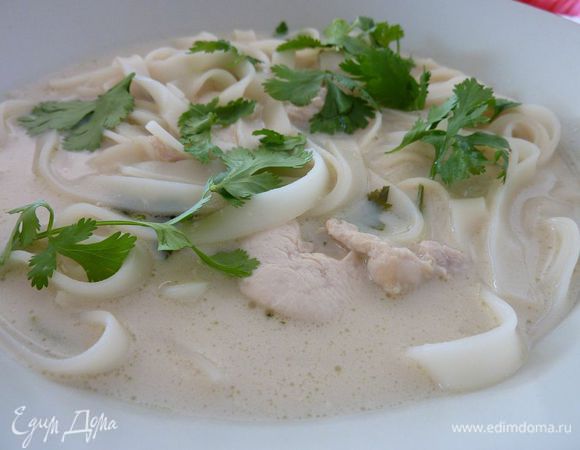 Добавьте лапшу и подавать, посыпав оставшейся кинзой.