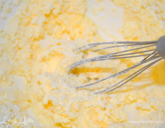Мягкое сливочное масло взбить миксером с сахаром в пышную светлую массу