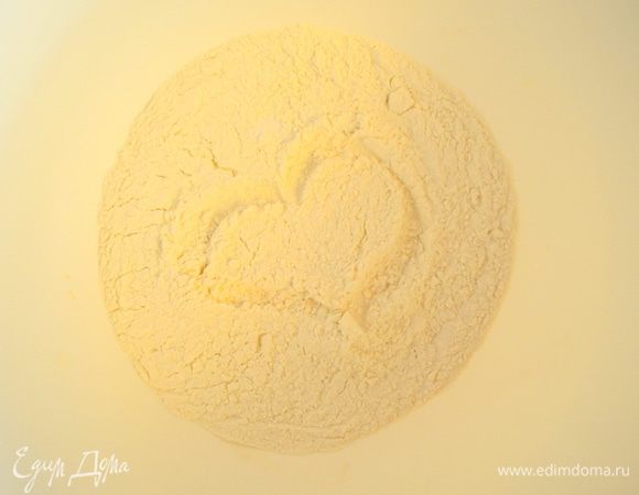 Муку просеять в большую миску с солью и содой