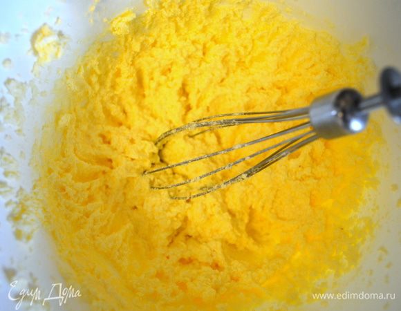 Во взбитое с сахаром масло, продолжая взбивать вводим яйцо, взбиваем.