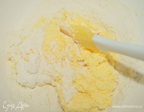 В муку вводим яично-масляную смесь и размешиваем лопаткой - получается мягкая крошка