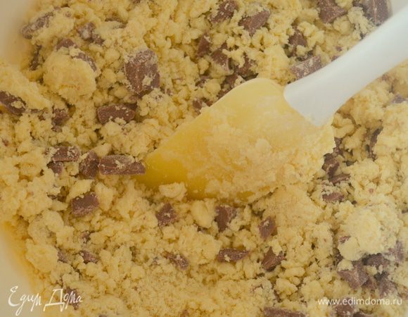 Вводим шоколад, получается сухая смесь