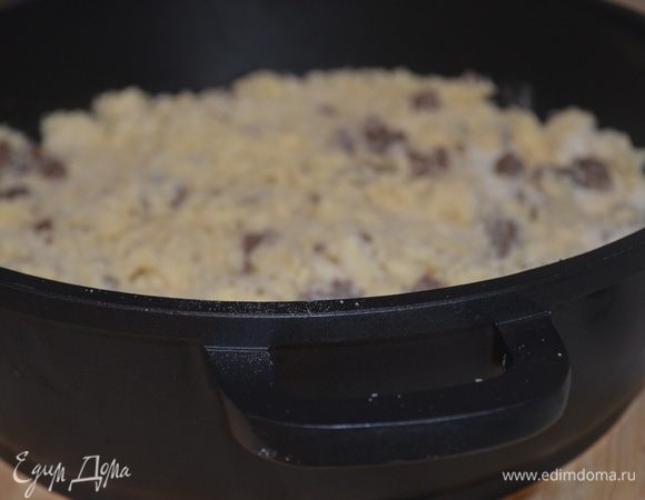 Выкладываем в смазанную сливочным маслом форму для выпечки