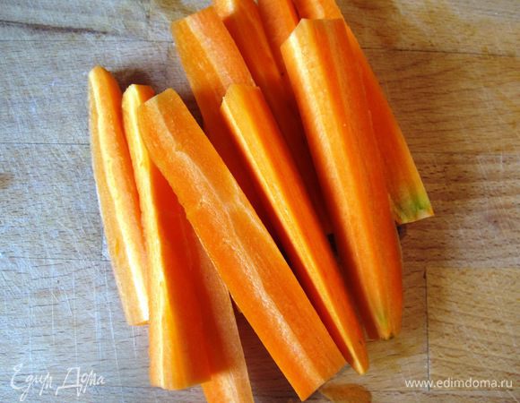 






Морковь чистим, режем полосками/кружочками, чистим лук.