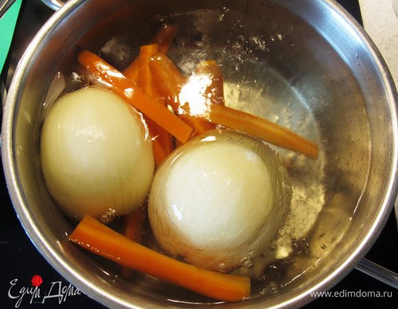 






В кипящую воду бросаем очищенную целую луковицу и морковь, солим по вкусу, добавляем перец горошком, варим минут 5.