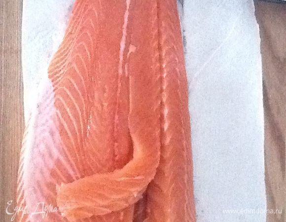 Семгу мы уже подготовили заранее. Просушили, вырезали пласты, положили их в зону свежести, если готовим вчерашнюю семгу, или в морозильную камеру, если приготовление супа отложили до сего дня.
В общем, из холодильника семгу, разрезанную на маленькие кусочки, достанем через 10 минут. 