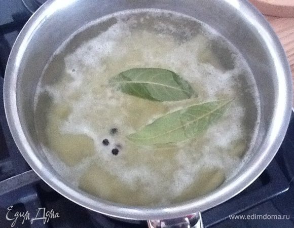 В закипевшую воду - щепотку морской соли, 2 лаврика и 5 горошин черного перца.Затем -  картофель (подойдет молодой или рассыпчатые сорта для пюре), нарезанный очень мелко соломкой или кубиками.