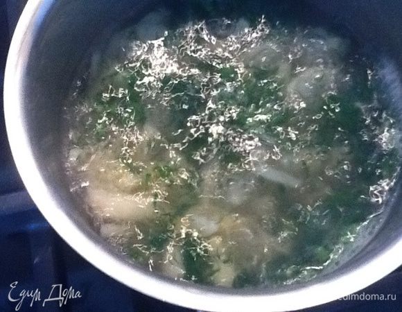 После закипания, варим картофель 3 минуты.
За это время подготовили много зеленой травы.
Укроп (1 часть), Петрушка (2 части), Кинза (Кориандр), (3 части), Базилик зеленый (2  части), Мята (1 часть). Зелень можно взять и чуть поникшую. Она сработает также хорошо.
Вообще, зелень подойдет любая, даже шавель, шпинат или любой зеленый листовой корн.
Добавляем половину зелени.