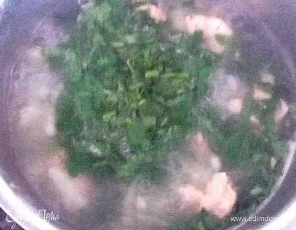 На зелень выкладываем кусочки рыбы. Варим 3 минуты.