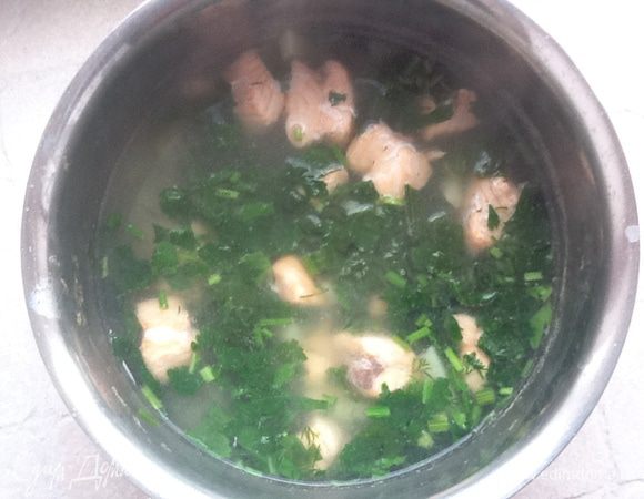 Сверху на рыбу выкладываем оставшуюся зелень (много) , выключаем огонь, и закрываем крышкой на 3-5 минут.