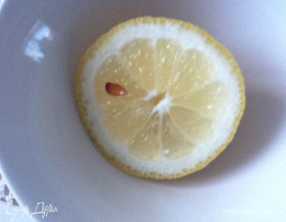 Поскольку зелень является полноправным членом Триумвирата (картофель, семга и зелень), вкус у супа слегка напоминает классический зеленый суп из щавеля. Но, более нежный.