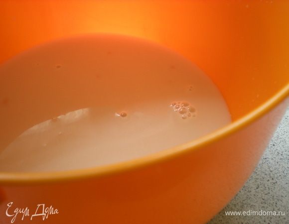 В 1,5 стакана теплого молока растворить дрожжи (в этом году мне посчастливилось делать с домашнего) 