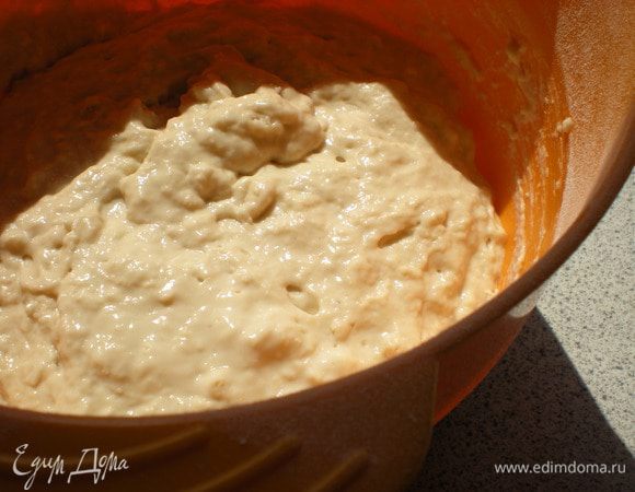 Добавить половину взятой, просеянной муки. Размешать, чтобы не было комков, накрыть и поставить опару в теплое место. 