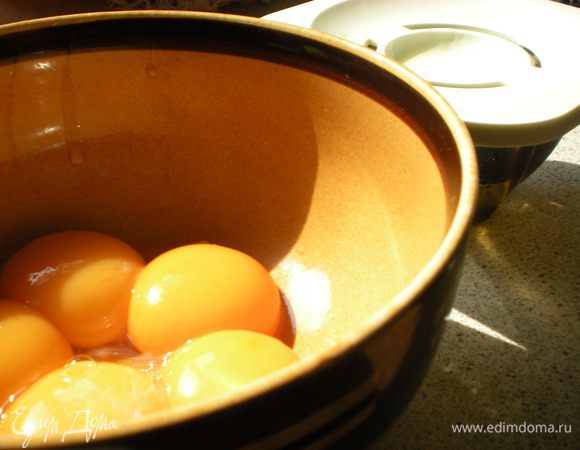 Тем временем белки отделяем от желтков. 