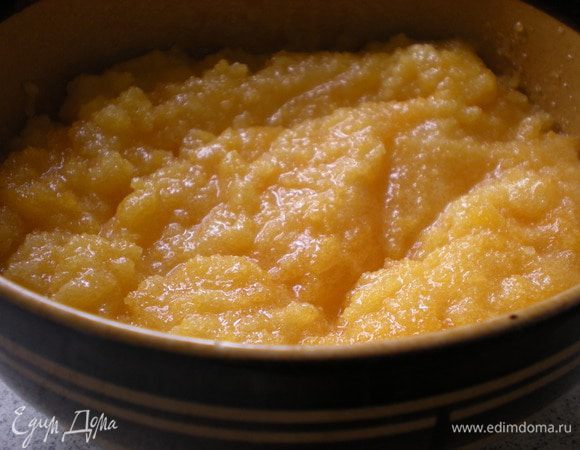 Яичные желтки (один желток оставить для смазки), перетереть с сахаром.