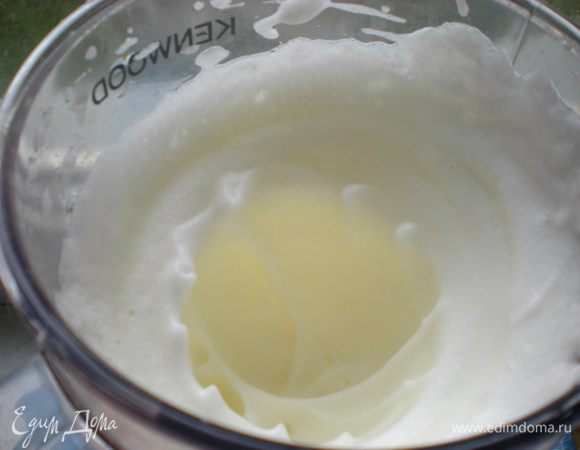 Все перемешать, добавить взбитые в пену яичные белки и остальную муку. 
