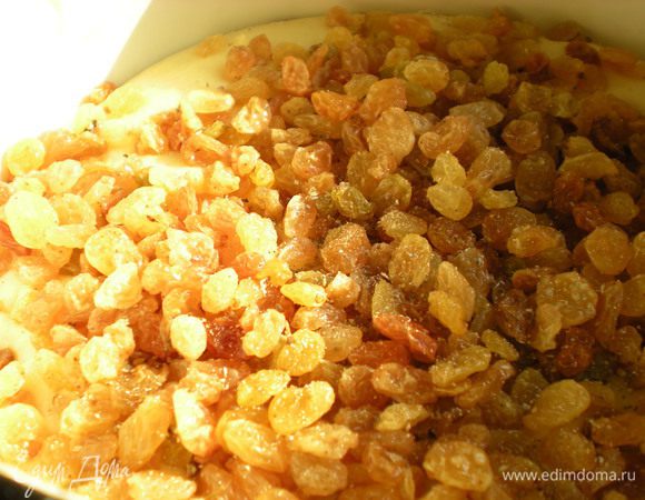 Изюм промыть и высушить, цукаты нарезать кубиками, миндаль очистить от кожицы и мелко нарубить. Кардамон растереть до порошкообразного состояния. 
Когда тесто поднимется и увеличится в объеме в два раза, добавить изюм, цукаты, миндаль, кардамон. 