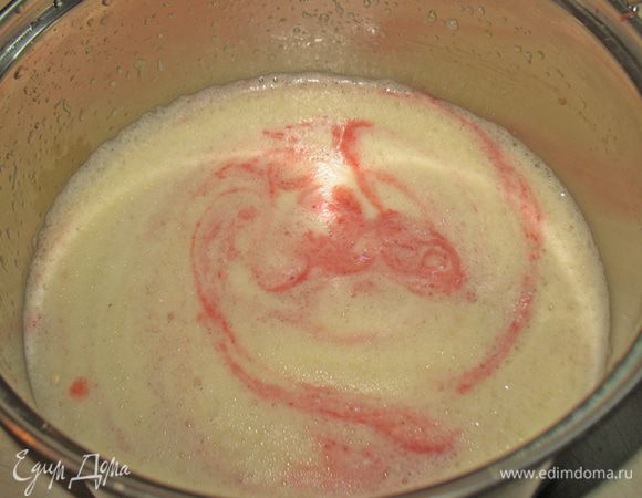 Соединила взбитые с сахаром яйца, протертую клубнику, лимонный сок, растопленное масло.