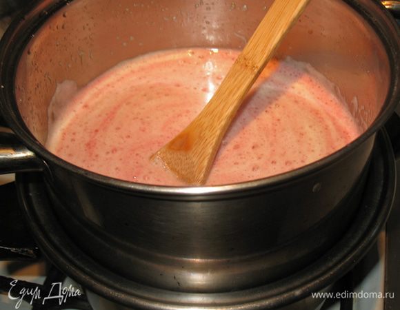 Поставила на водяную баню и варю на слабом огне, периодически помешивая пока крем не загустеет. 