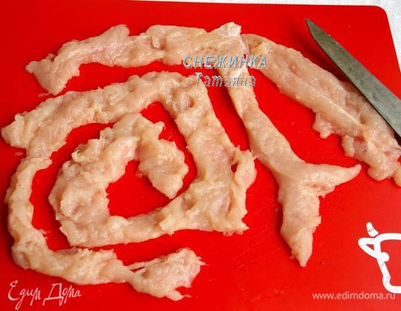 Теперь разрезаем грудку по кругу, по спирали, в виде длинной полоски без разрывов. Солим, приправляем карри.